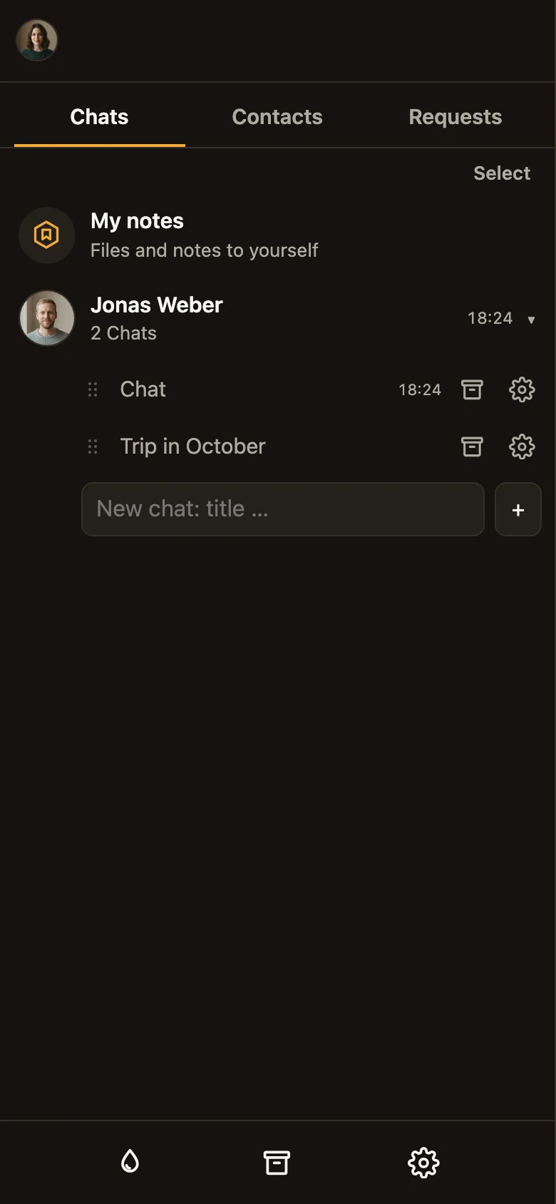 Un contatto con due chat separate: Chat e Viaggio a ottobre, sotto un campo per una nuova chat.