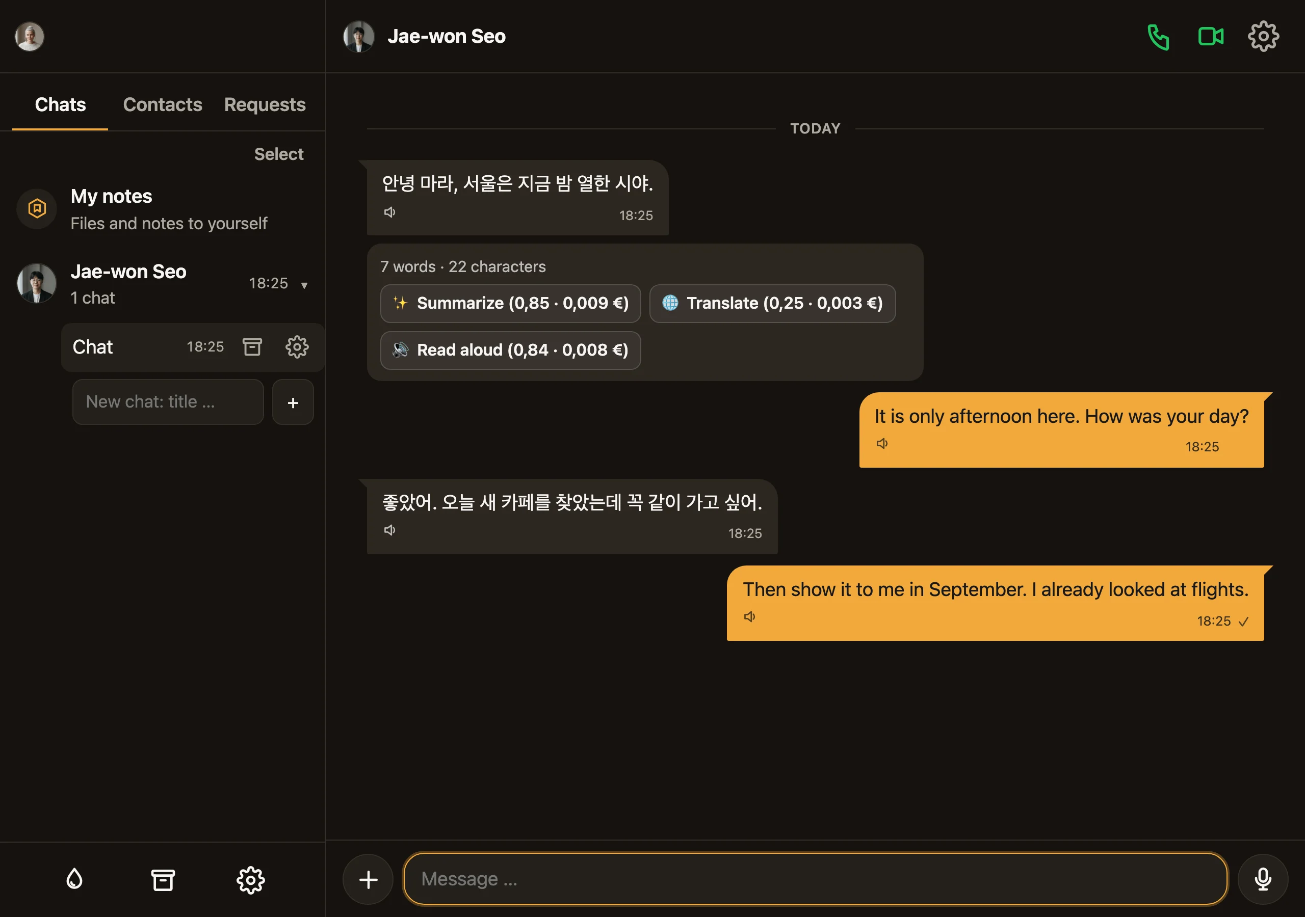 Una chat in coreano e inglese. Sotto un messaggio il pannello IA è aperto con Riassumi, Traduci e Leggi ad alta voce, ciascuno con il suo prezzo.